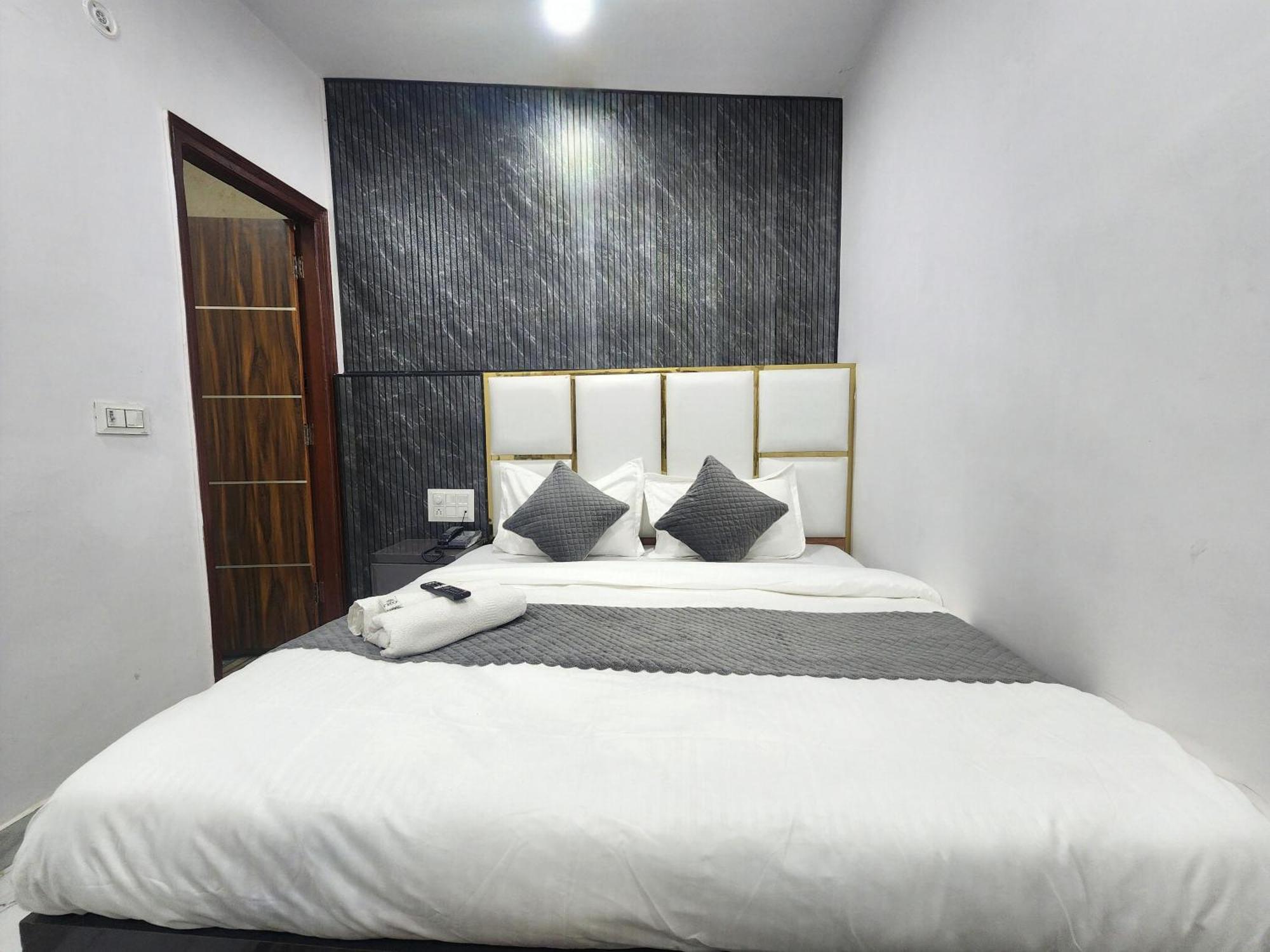 Hotel Yes Sir Dx 2*